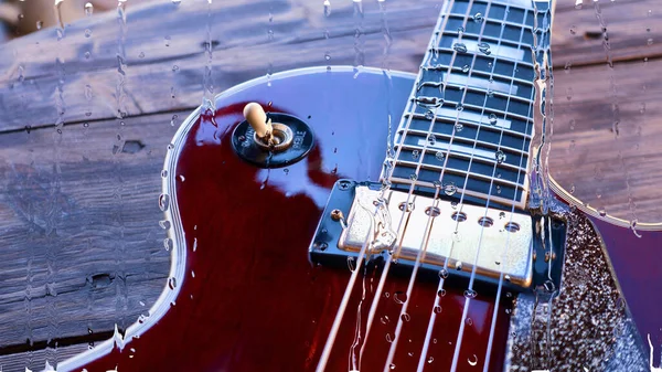 Guitarra Elétrica Placa Madeira Atrás Vidro Com Gotas Água — Fotografia de Stock