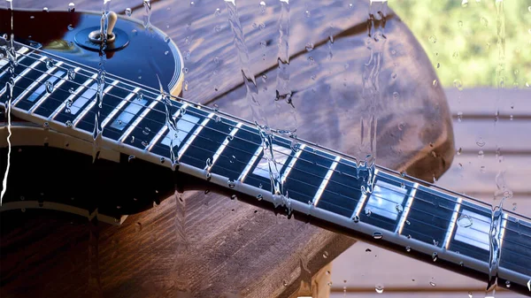 Guitare Électrique Sur Planche Bois Derrière Verre Avec Gouttes Eau — Photo