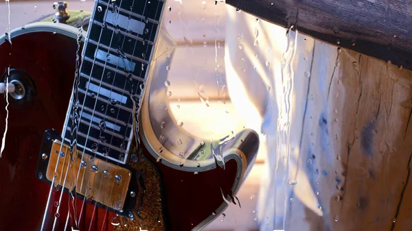 Guitarra Elétrica Placa Madeira Atrás Vidro Com Gotas Água — Fotografia de Stock