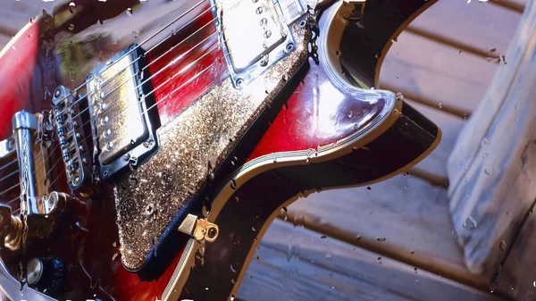 Elektrische Gitaar Houten Plank Achter Het Glas Met Waterdruppels — Stockfoto