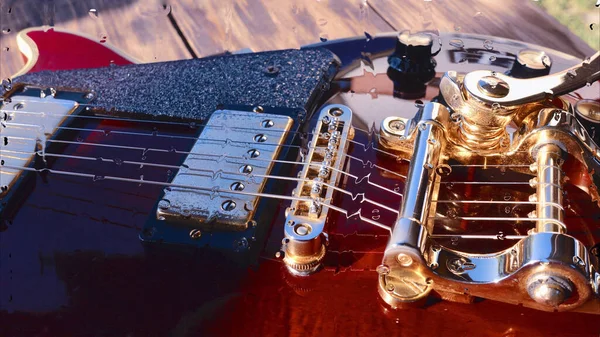Damlalarıyla Birlikte Cam Arkasındaki Tahtanın Üzerinde Elektro Gitar Var — Stok fotoğraf