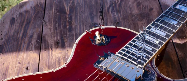 Guitarra Elétrica Placa Madeira Atrás Vidro Com Gotas Água — Fotografia de Stock