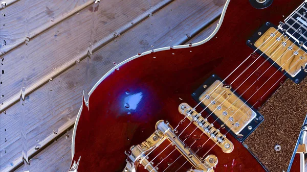 Guitarra Elétrica Placa Madeira Atrás Vidro Com Gotas Água — Fotografia de Stock