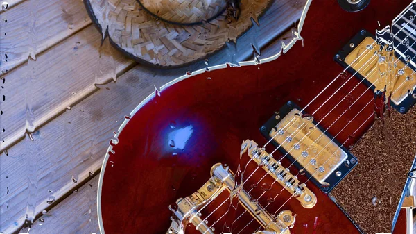 Elektrisk Guitar Træpladen Bag Glasset Med Vanddråber - Stock-foto