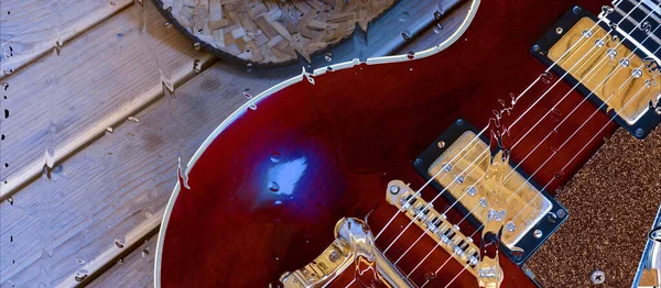 Guitarra Elétrica Placa Madeira Atrás Vidro Com Gotas Água — Fotografia de Stock