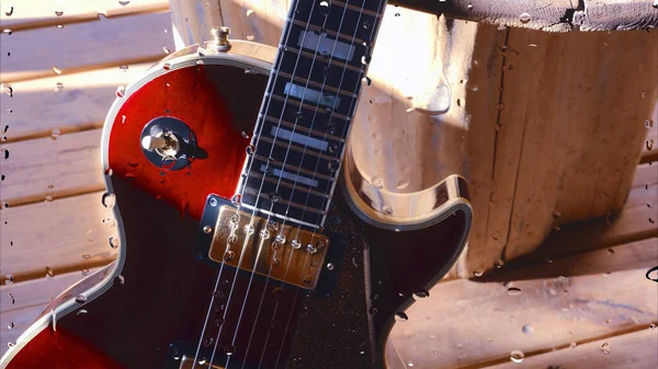 Guitarra Elétrica Placa Madeira Atrás Vidro Com Gotas Água — Fotografia de Stock