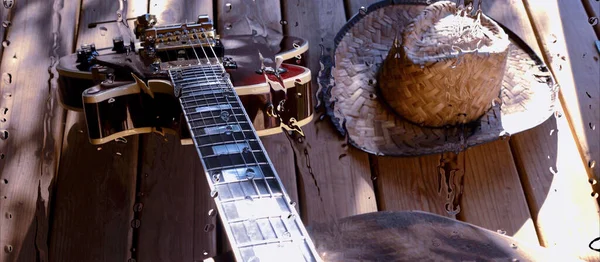 Chitarra Elettrica Sulla Tavola Legno Dietro Vetro Con Gocce Acqua — Foto Stock