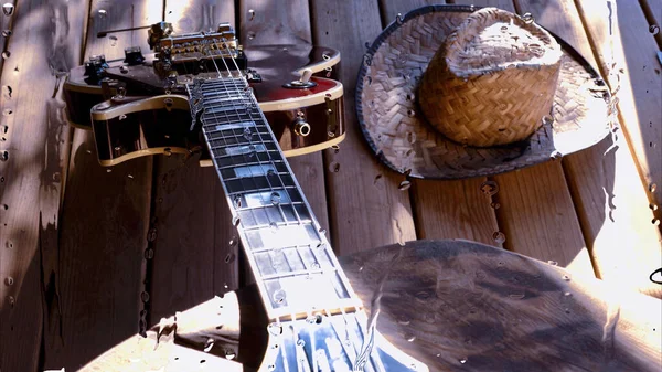 Guitarra Eléctrica Tablero Madera Detrás Del Vidrio Con Gotas Agua —  Fotos de Stock