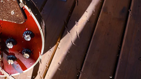 Su damlalarıyla birlikte cam arkasındaki tahtanın üzerinde elektro gitar var.