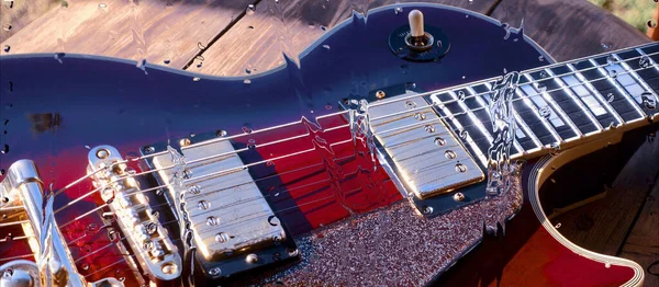 Guitarra Eléctrica Tablero Madera Detrás Del Vidrio Con Gotas Agua — Foto de Stock