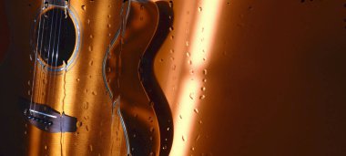  Gitarın arkasında su damlaları var.