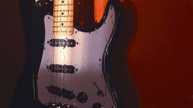  Gitarın arkasında su damlaları var.