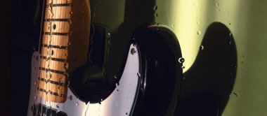  Gitarın arkasında su damlaları var.