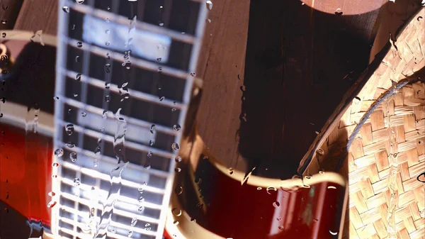 Guitarra Elétrica Placa Madeira Atrás Vidro Com Gotas Água — Fotografia de Stock