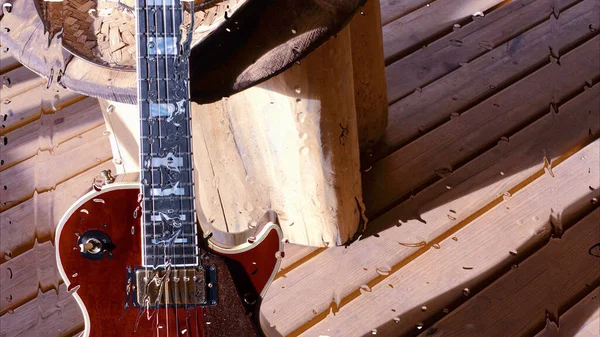 Guitarra Eléctrica Tablero Madera Detrás Del Vidrio Con Gotas Agua — Foto de Stock