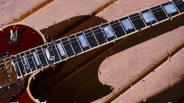 Guitarra Eléctrica Tablero Madera Detrás Del Vidrio Con Gotas Agua — Foto de Stock