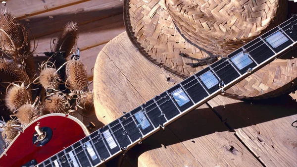 Guitarra Elétrica Placa Madeira Atrás Vidro Com Gotas Água — Fotografia de Stock