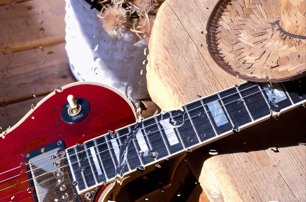 Guitarra Elétrica Placa Madeira Atrás Vidro Com Gotas Água — Fotografia de Stock