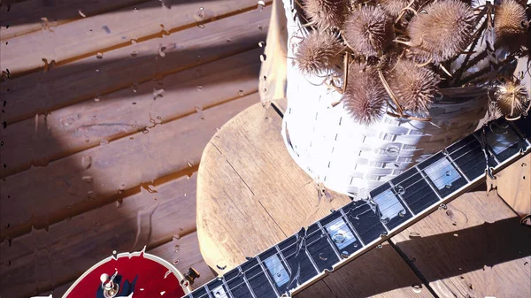 Guitarra Eléctrica Tablero Madera Detrás Del Vidrio Con Gotas Agua —  Fotos de Stock