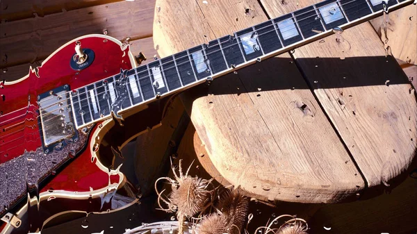 Guitarra Elétrica Placa Madeira Atrás Vidro Com Gotas Água — Fotografia de Stock