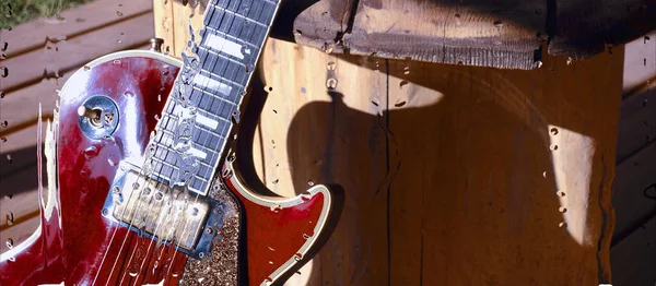 ガラスの後ろの板に水滴のついたエレキギター — ストック写真