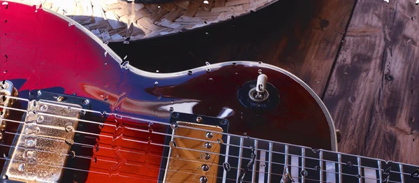 Guitarra Elétrica Placa Madeira Atrás Vidro Com Gotas Água — Fotografia de Stock