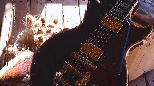 ガラスの後ろの板に水滴のついたエレキギター — ストック写真