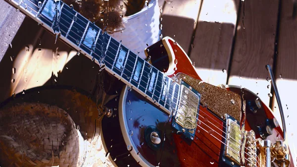 Guitarra Elétrica Placa Madeira Atrás Vidro Com Gotas Água — Fotografia de Stock