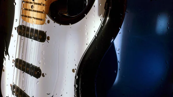 Guitarra Detrás Del Vidrio Con Gotas Agua —  Fotos de Stock