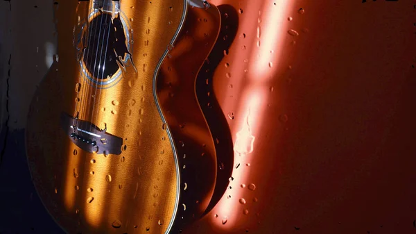 Guitare Derrière Verre Avec Gouttes Eau — Photo