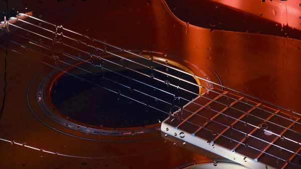 水滴のついたガラスの後ろのギター — ストック写真