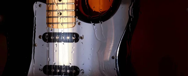 Guitarra Detrás Del Vidrio Con Gotas Agua — Foto de Stock