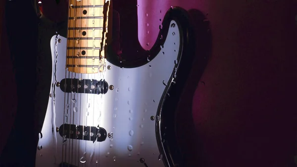 Guitarra Atrás Vidro Com Gotas Água — Fotografia de Stock