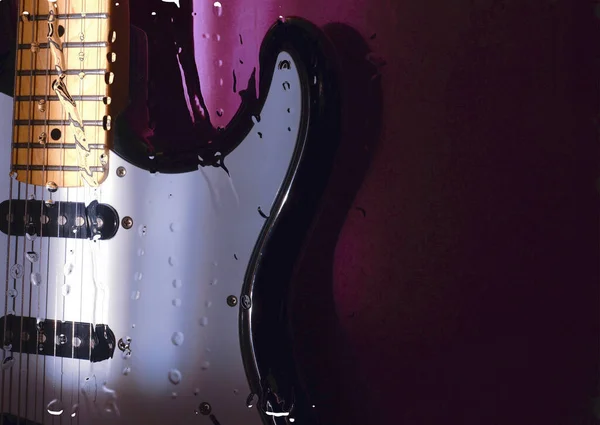 Guitarra Atrás Vidro Com Gotas Água — Fotografia de Stock