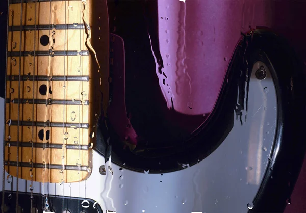 水滴のついたガラスの後ろのギター — ストック写真
