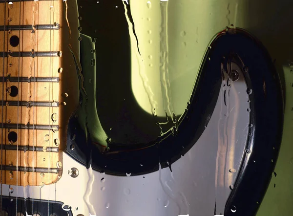 Guitarra Detrás Del Vidrio Con Gotas Agua —  Fotos de Stock