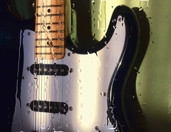 Guitarra Atrás Vidro Com Gotas Água — Fotografia de Stock