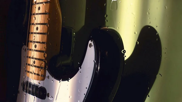 Guitarra Atrás Vidro Com Gotas Água — Fotografia de Stock