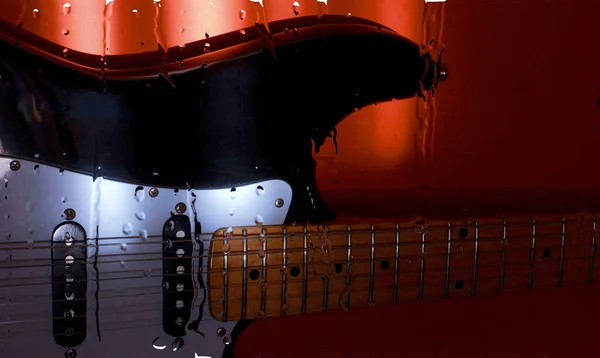 Gitara Szybą Kroplami Wody — Zdjęcie stockowe