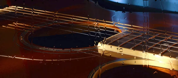 Chitarra Dietro Vetro Con Gocce Acqua — Foto Stock