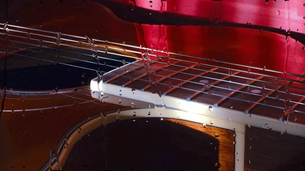 Гітара Склом Краплями Води — стокове фото