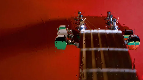 Cabeçote Guitarra Atrás Copo Com Gotas Água Fundo Cor Espaço — Fotografia de Stock