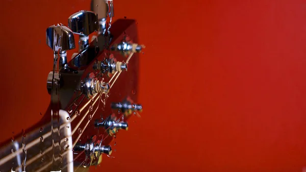 Guitarra Atrás Copo Com Gotas Água Fundo Cor Espaço Cópia — Fotografia de Stock