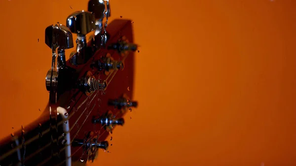 Guitarra Atrás Copo Com Gotas Água Fundo Cor Espaço Cópia — Fotografia de Stock