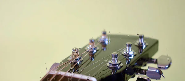 Cabeza Guitarra Detrás Del Vidrio Con Gotas Agua Fondo Color —  Fotos de Stock
