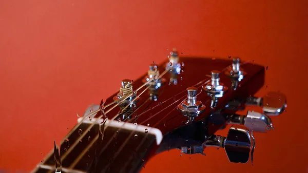 Tête Guitare Derrière Verre Avec Des Gouttes Eau Fond Couleur — Photo