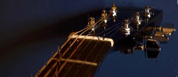 Gitarr Headstock Bakom Glaset Med Vattendroppar Färg Bakgrund Kopiera Utrymme — Stockfoto
