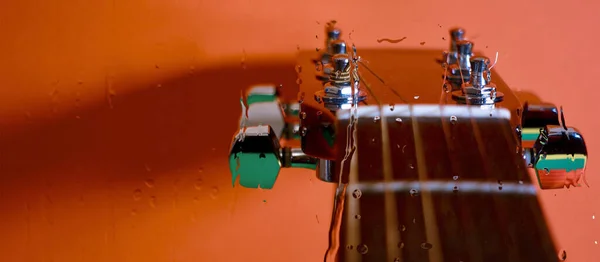 Cabeçote Guitarra Atrás Copo Com Gotas Água Fundo Cor Espaço — Fotografia de Stock