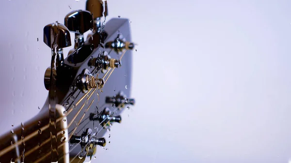 Gitarrenkopf Hinter Dem Glas Mit Wassertropfen Farbhintergrund Kopierraum — Stockfoto