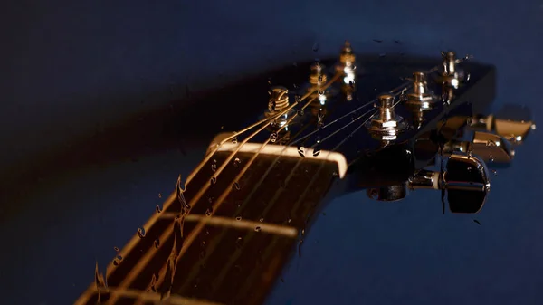 Cabeçote Guitarra Atrás Copo Com Gotas Água Fundo Cor Espaço — Fotografia de Stock